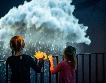 Børn får det til at regne i Livets træ i Naturkraft