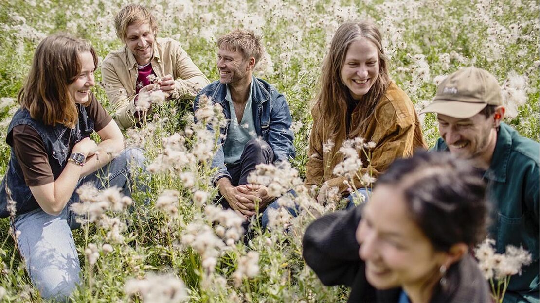 GIRLS IN AIRPORTS feat. HALVCIRKEL