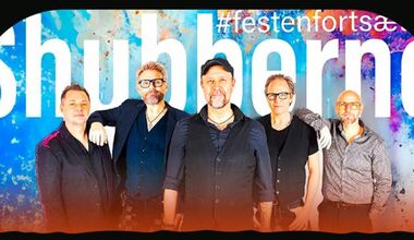 Det femmand store band Shubberne smiler ind i kameraet.