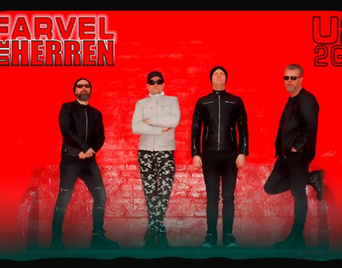 Foto af det firemand store band, herrer, foran en rød baggrund.