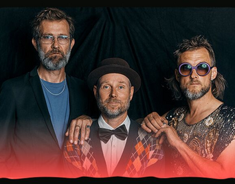Foto af det tre-mand store band Ægteskab foran en sort baggrund.