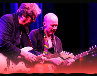 Billede af Frimer & Møller med deres guitarer på scenen.