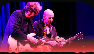 Billede af Frimer & Møller med deres guitarer på scenen.