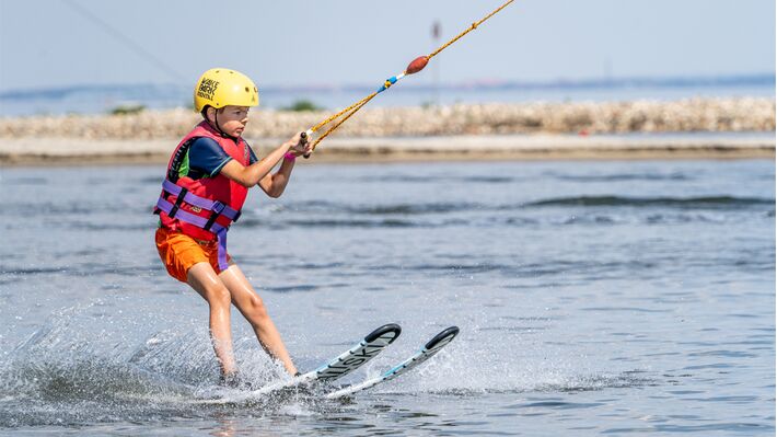 Lerne Wasserski und Wakeboard - ein tolles Wassersporterlebnis für die ganze Familie