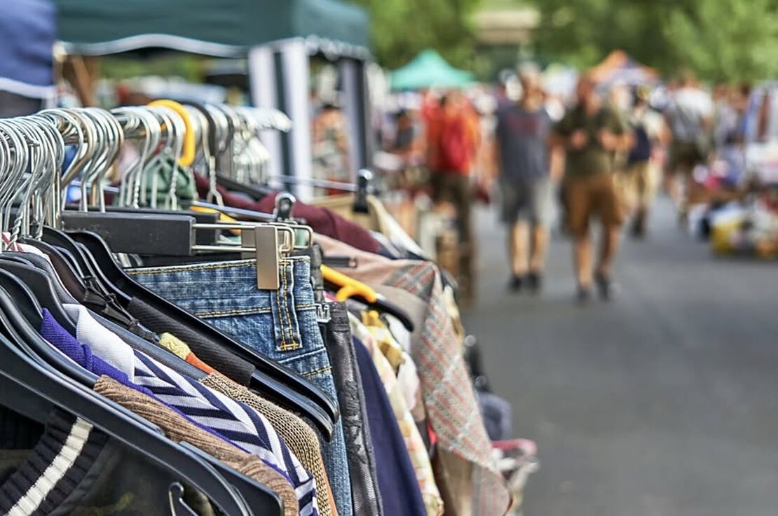Velkommen til loppemarked på torvet. 