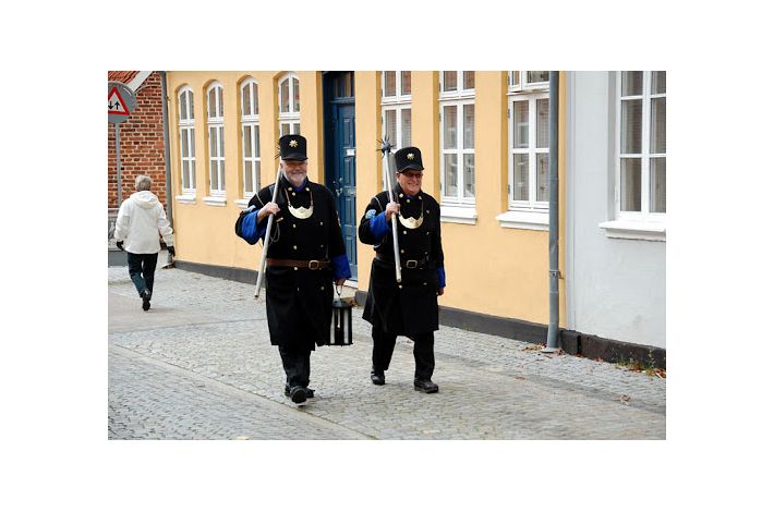 Fællessang sammen med vægterne