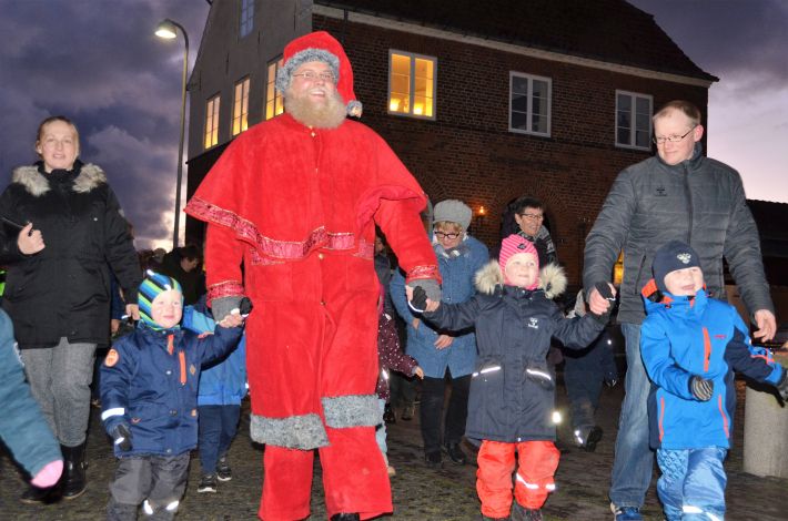 Juletræstænding og julemarked